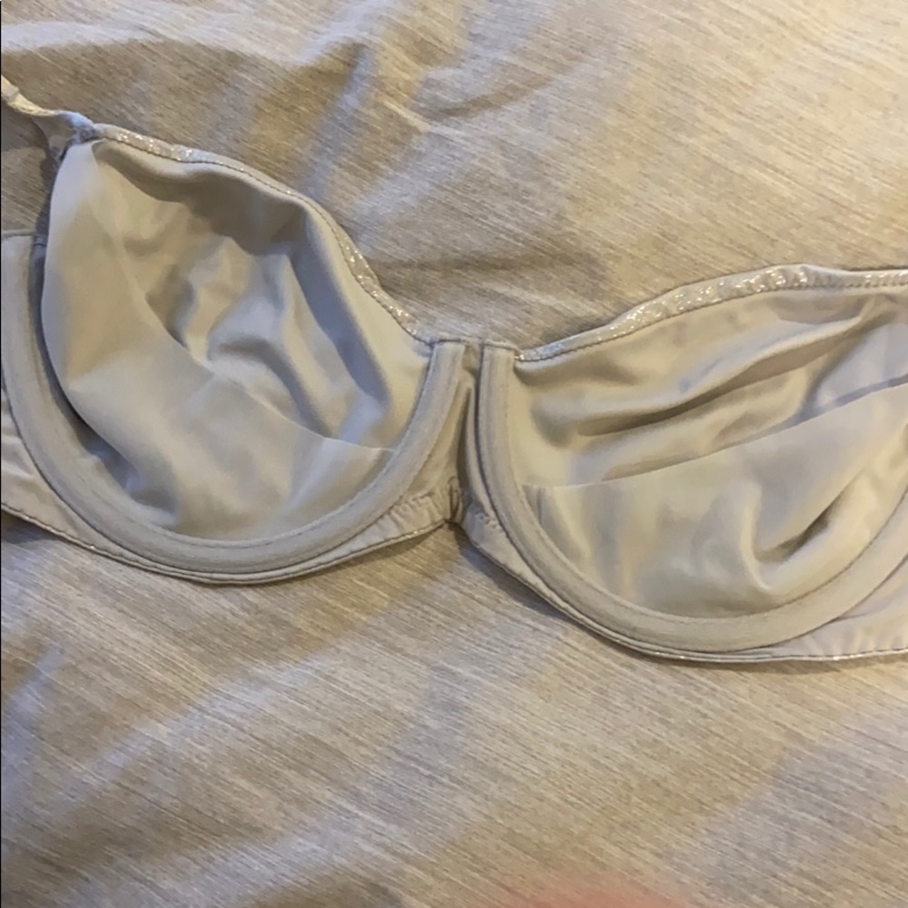 Beautiful never worn VS bra - Picture 4 of 5